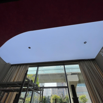 Mẫu Trần Trắng Xuyên Sáng Showroom Áo Cưới