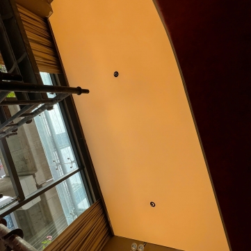 Mẫu Trần Trắng Xuyên Sáng Showroom Áo Cưới