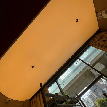 Mẫu Trần Trắng Xuyên Sáng Showroom Áo Cưới