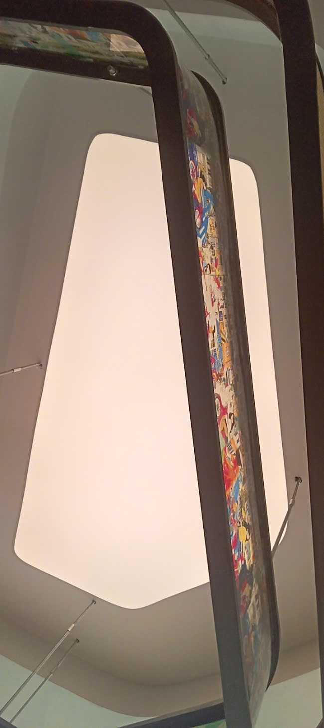 Mẫu Trần Trắng Xuyên Sáng Cho Ngân Hàng