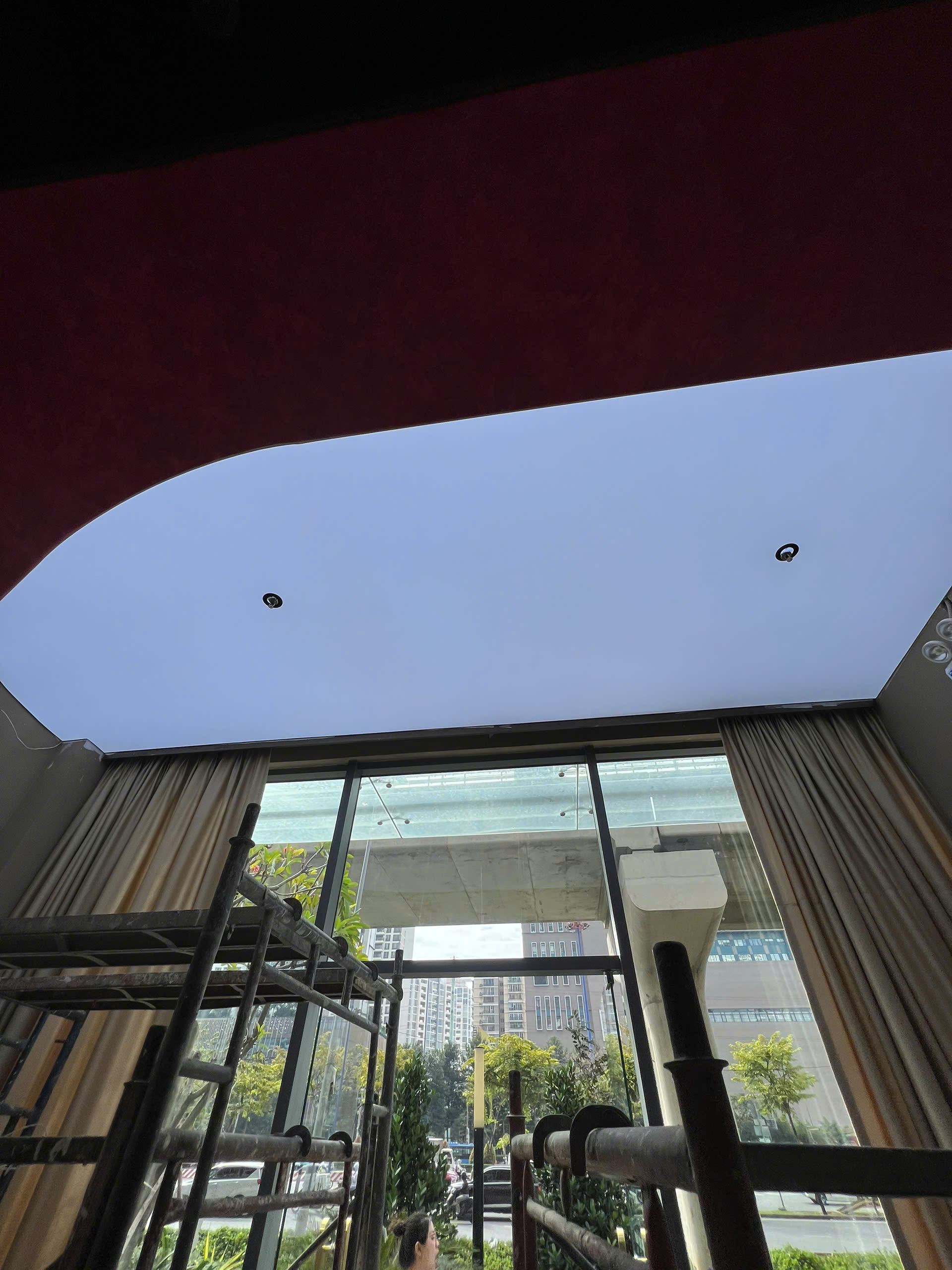 Mẫu Trần Trắng Xuyên Sáng Showroom Áo Cưới