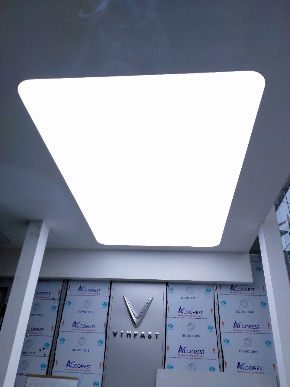 Công Trình Thực Tế Trần Xuyên Sáng Chuỗi Showroom Xe Điện Vinfast.