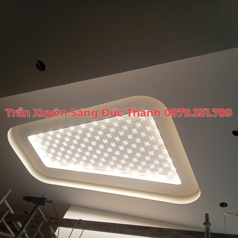 Các yếu tố ảnh hưởng đến chất lượng thi công trần xuyên sáng