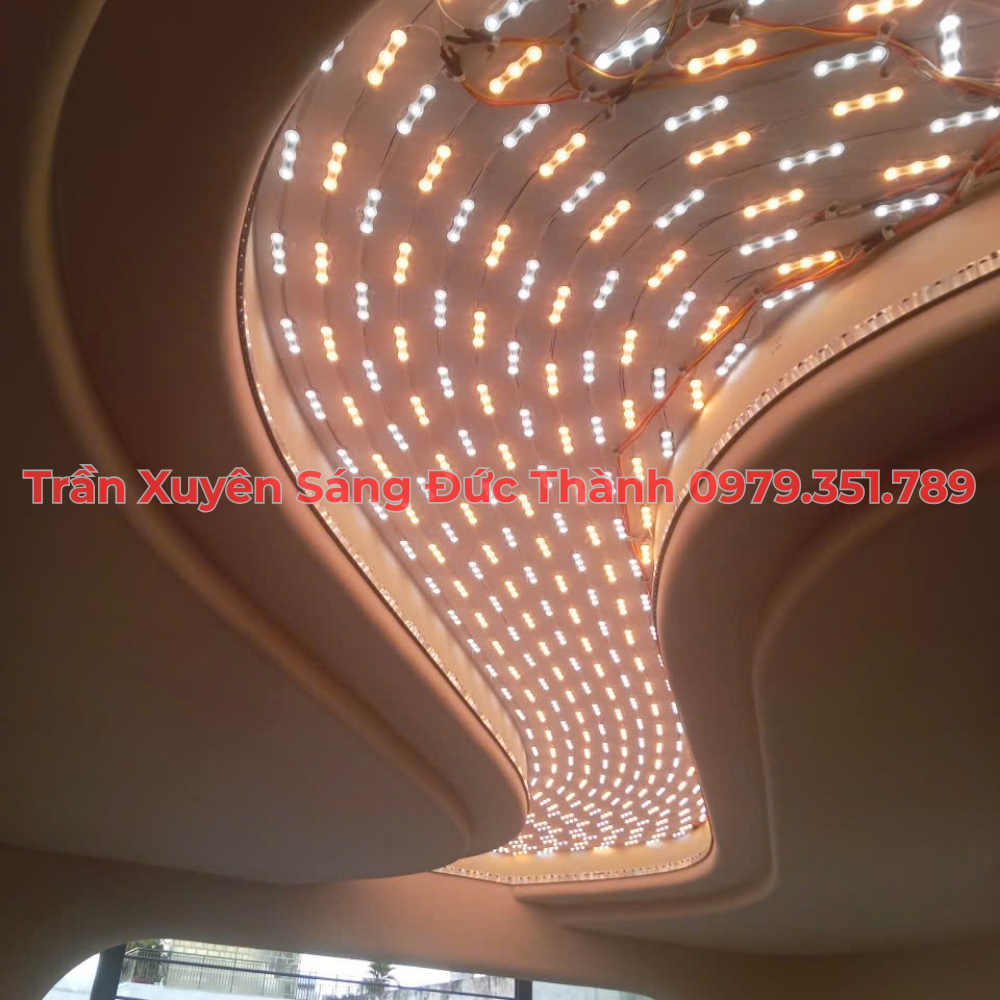 Lợi ích của việc sử dụng trần xuyên sáng trong văn phòng