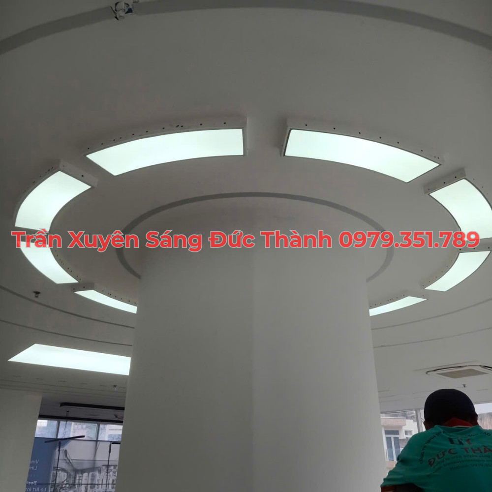 Những lưu ý khi thiết kế và thi công trần xuyên sáng cho shop thời trang