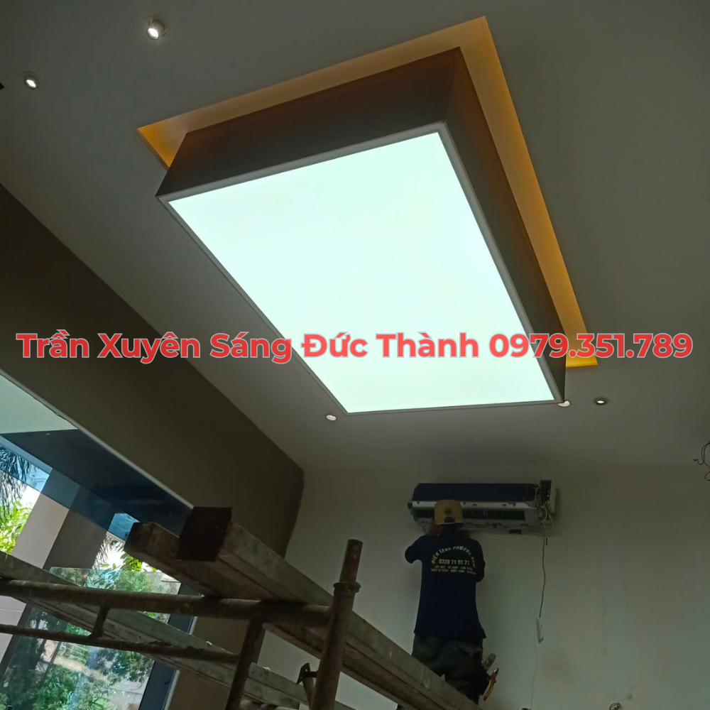 Ứng dụng trần xuyên sáng trong thiết kế shop thời trang