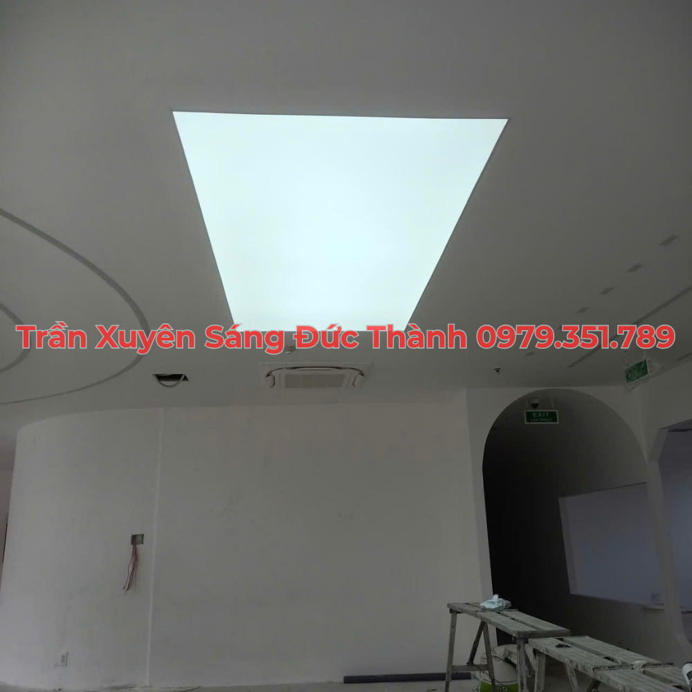 Vai trò và lợi ích của trần xuyên sáng trong shop thời trang